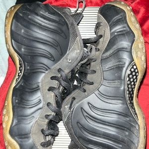These are a pair of foamposits,they are a Nike brand,sz 9 in mens 7/10 condition